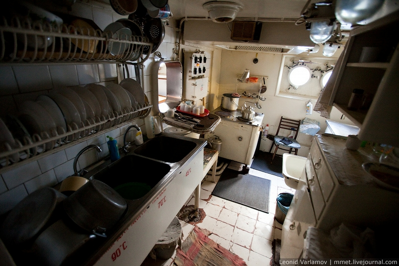 Illustration for article titled Inside a 132,000-gallon Russian oil tanker
